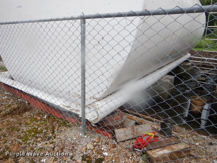 image for item FC9832 (3) fuel tanks