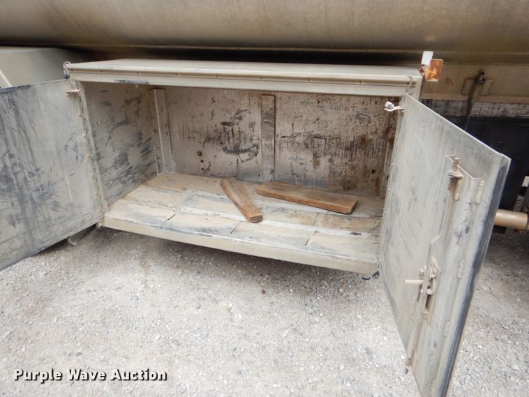 image for item FC9834 1999 International 4900 fuel truck