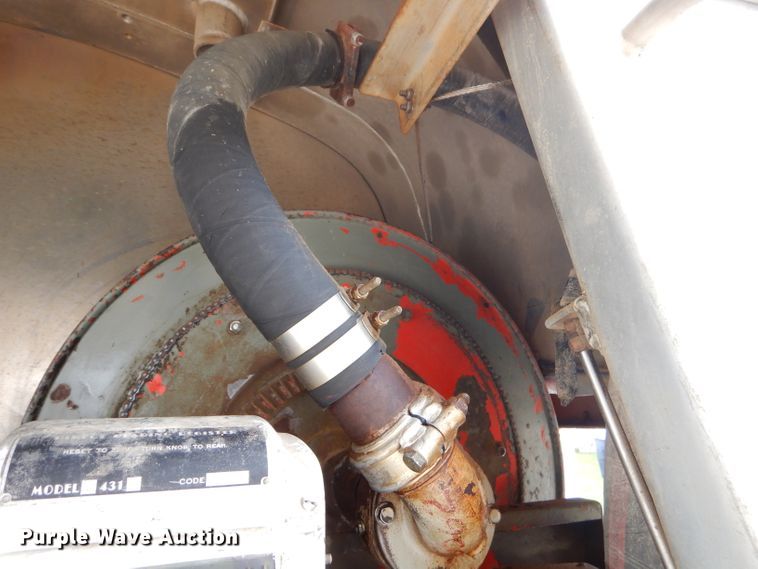 image for item FC9834 1999 International 4900 fuel truck