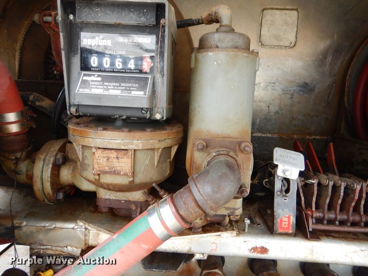 image for item FC9834 1999 International 4900 fuel truck