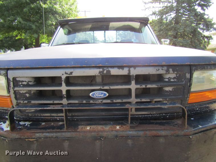 image for item FD9258 1992 Ford F450 Super Duty rollback truck