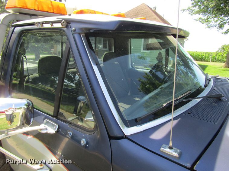 image for item FD9258 1992 Ford F450 Super Duty rollback truck