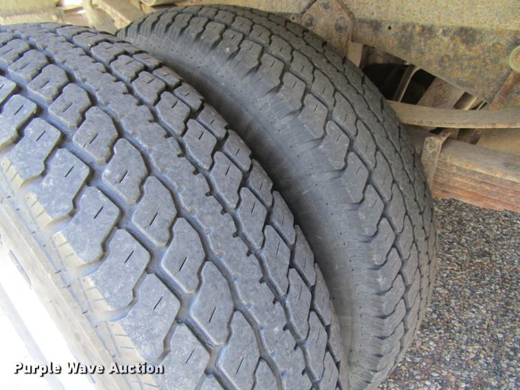 image for item FD9258 1992 Ford F450 Super Duty rollback truck