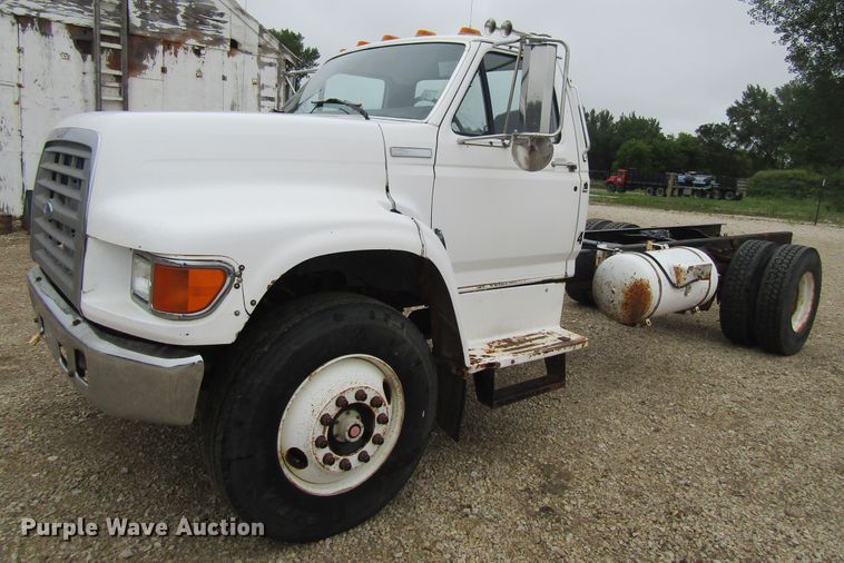 image for item FD9275 1996 Ford F700 truck cab and chassis