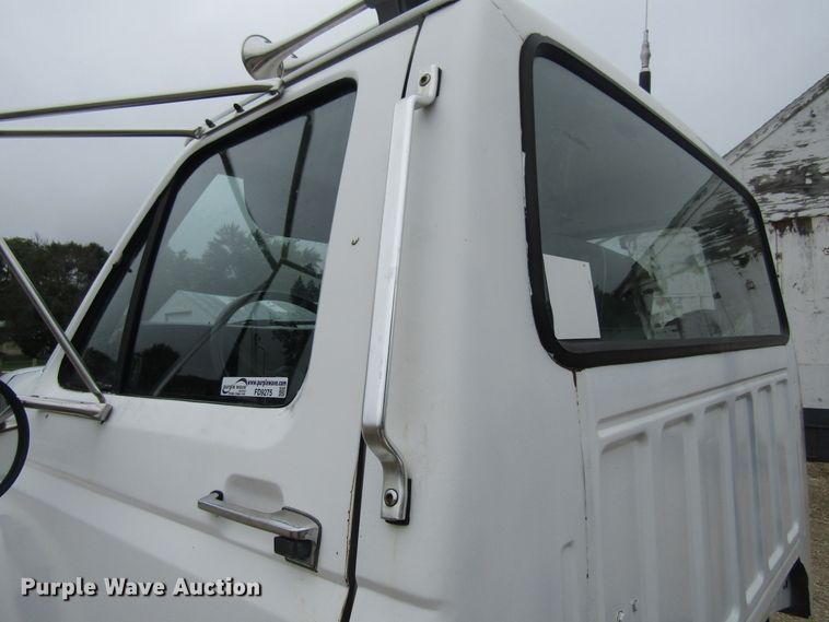 image for item FD9275 1996 Ford F700 truck cab and chassis
