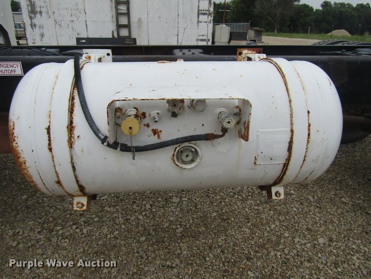 image for item FD9275 1996 Ford F700 truck cab and chassis