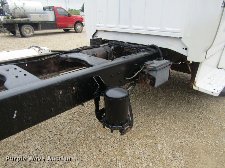 image for item FD9275 1996 Ford F700 truck cab and chassis