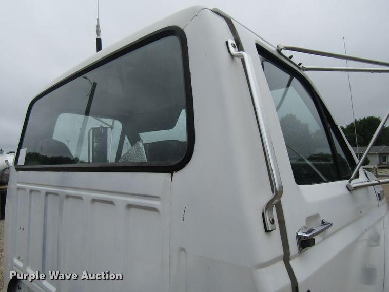 image for item FD9275 1996 Ford F700 truck cab and chassis