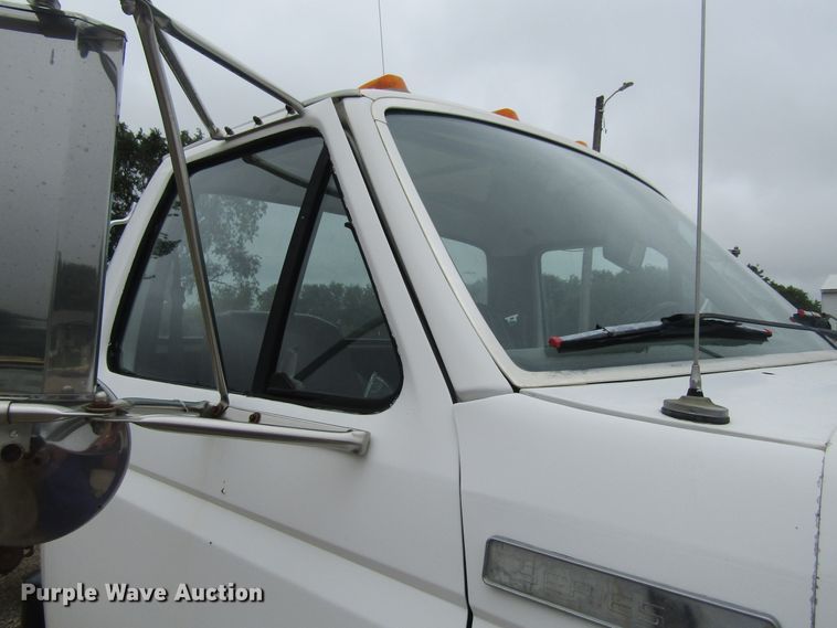 image for item FD9275 1996 Ford F700 truck cab and chassis