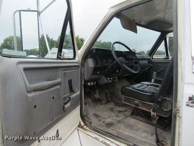 image for item FD9275 1996 Ford F700 truck cab and chassis