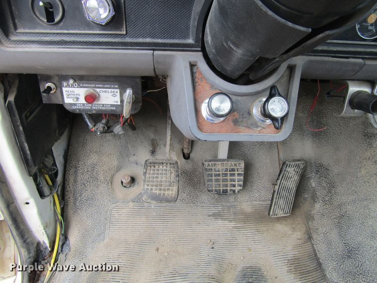 image for item FD9275 1996 Ford F700 truck cab and chassis