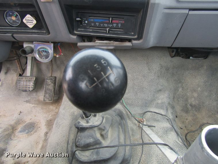 image for item FD9275 1996 Ford F700 truck cab and chassis