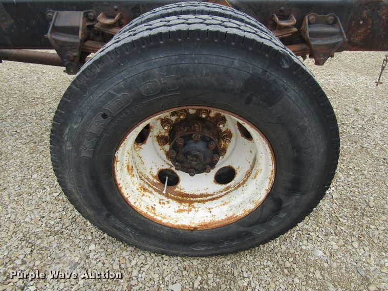 image for item FD9275 1996 Ford F700 truck cab and chassis