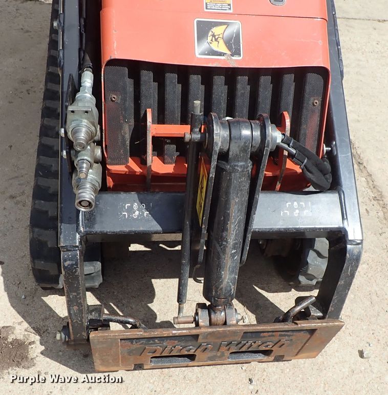 image for item FE9972 2014 Ditch Witch SK755 compact utility loader