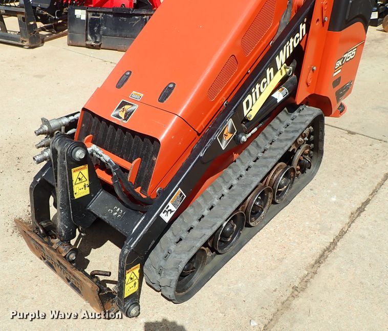 image for item FE9972 2014 Ditch Witch SK755 compact utility loader
