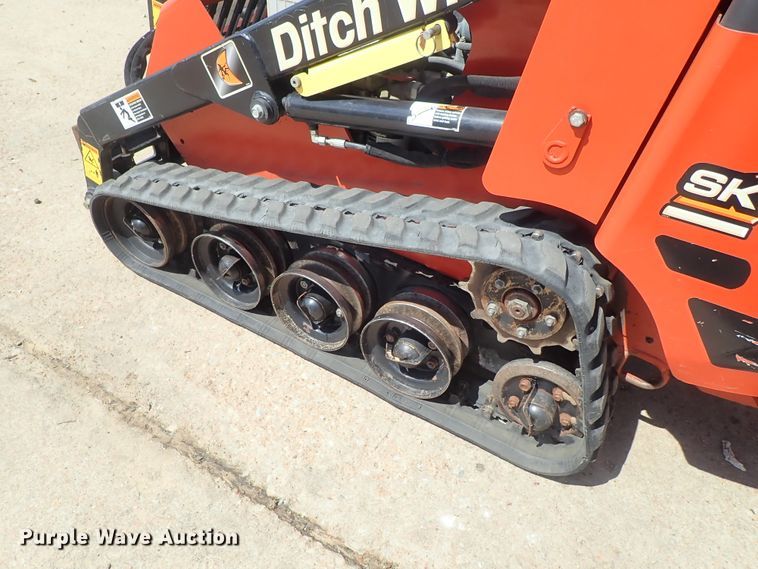 image for item FE9972 2014 Ditch Witch SK755 compact utility loader