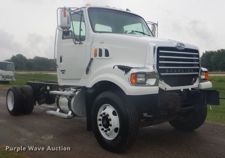 image for item FT9419 2009 Sterling L8500 truck cab and chassis