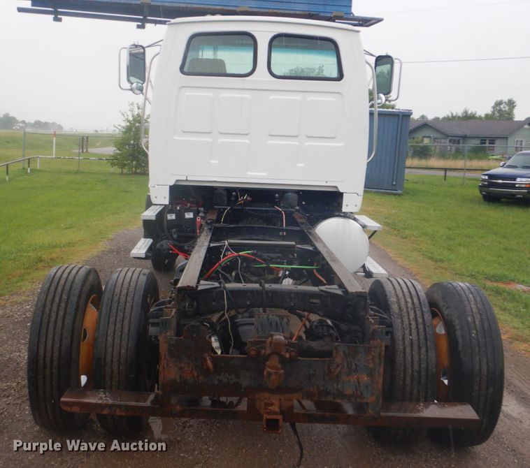 image for item FT9419 2009 Sterling L8500 truck cab and chassis