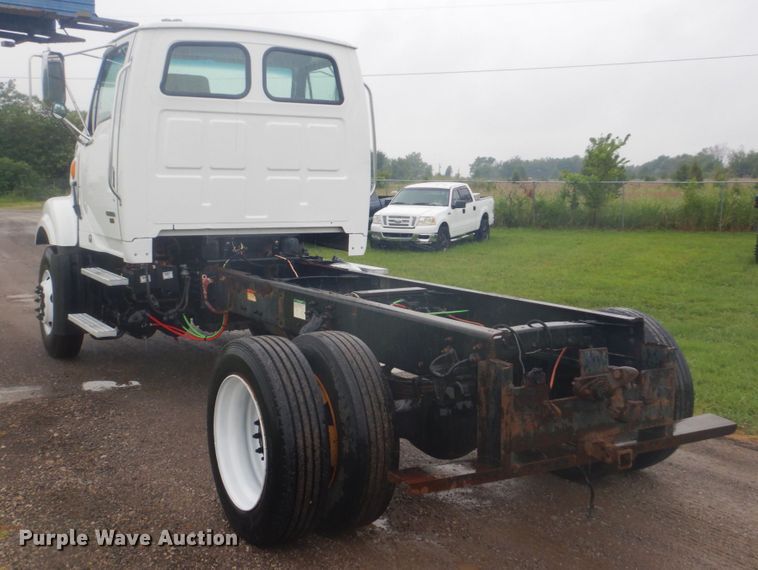 image for item FT9419 2009 Sterling L8500 truck cab and chassis