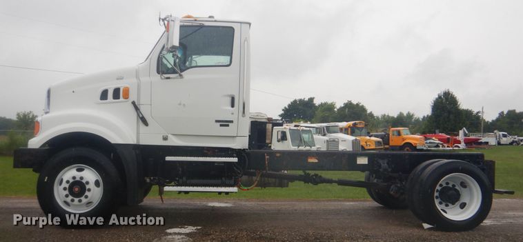 image for item FT9419 2009 Sterling L8500 truck cab and chassis