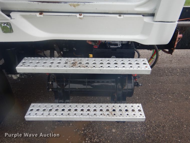 image for item FT9419 2009 Sterling L8500 truck cab and chassis