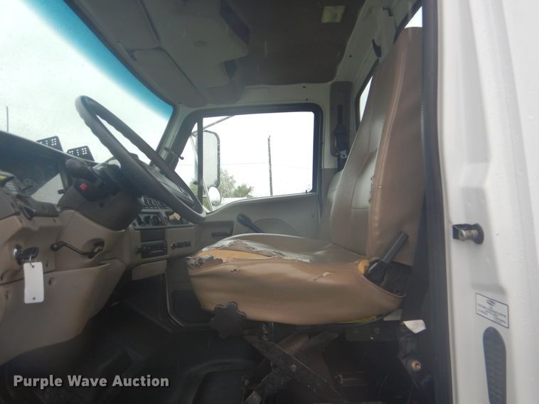 image for item FT9419 2009 Sterling L8500 truck cab and chassis