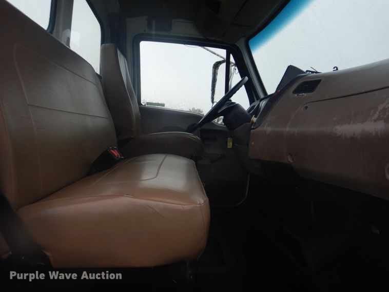 image for item FT9419 2009 Sterling L8500 truck cab and chassis