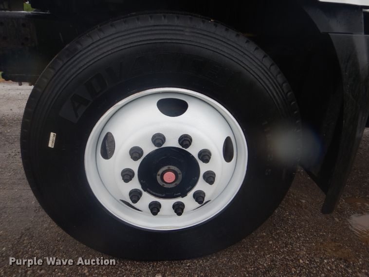 image for item FT9419 2009 Sterling L8500 truck cab and chassis