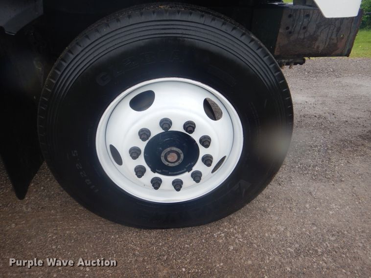 image for item FT9419 2009 Sterling L8500 truck cab and chassis