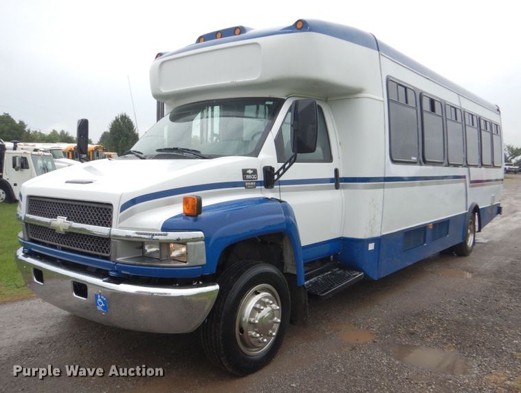 image for item FT9421 2006 Chevrolet C5500 shuttle bus