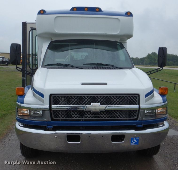 image for item FT9421 2006 Chevrolet C5500 shuttle bus