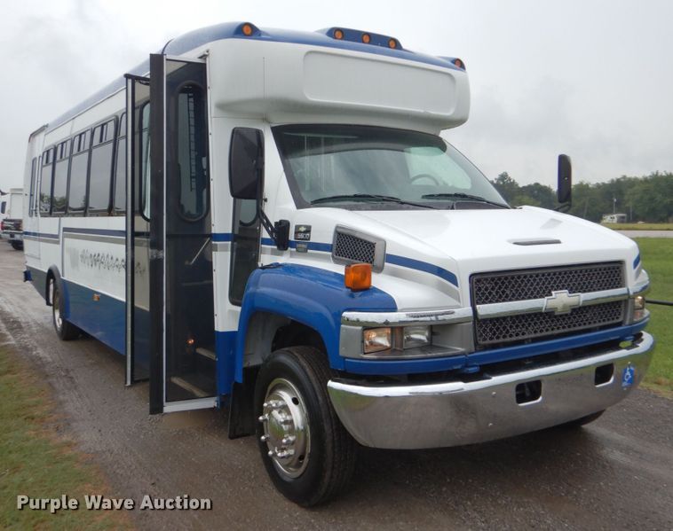 image for item FT9421 2006 Chevrolet C5500 shuttle bus