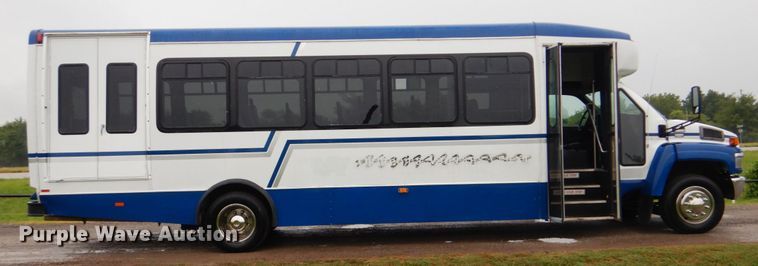 image for item FT9421 2006 Chevrolet C5500 shuttle bus