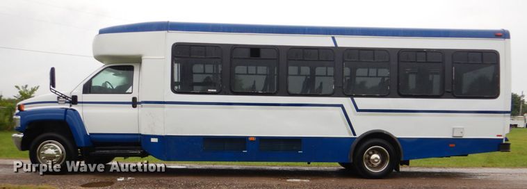 image for item FT9421 2006 Chevrolet C5500 shuttle bus