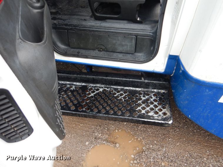 image for item FT9421 2006 Chevrolet C5500 shuttle bus