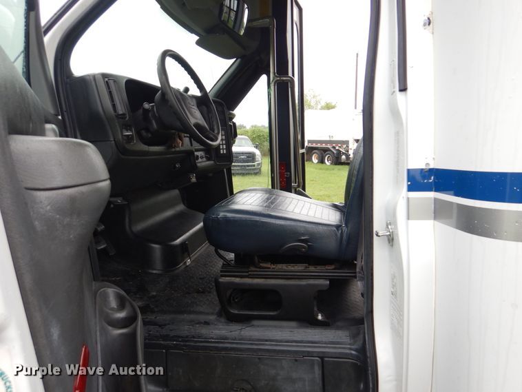 image for item FT9421 2006 Chevrolet C5500 shuttle bus