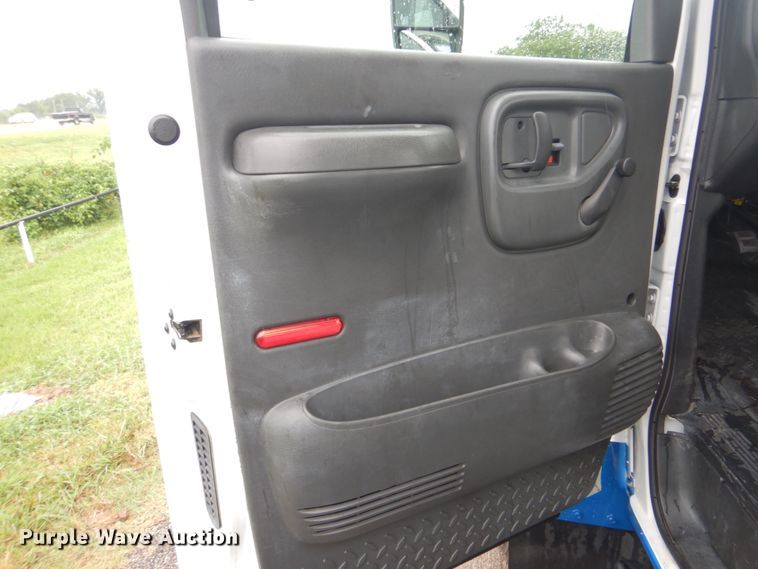 image for item FT9421 2006 Chevrolet C5500 shuttle bus