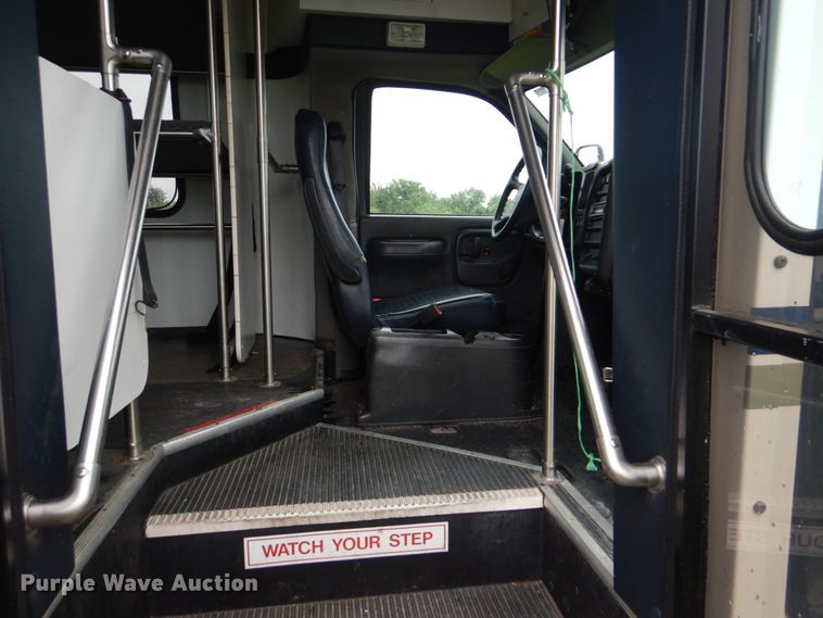 image for item FT9421 2006 Chevrolet C5500 shuttle bus