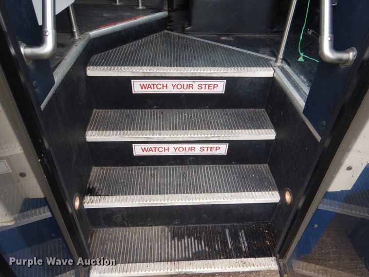 image for item FT9421 2006 Chevrolet C5500 shuttle bus