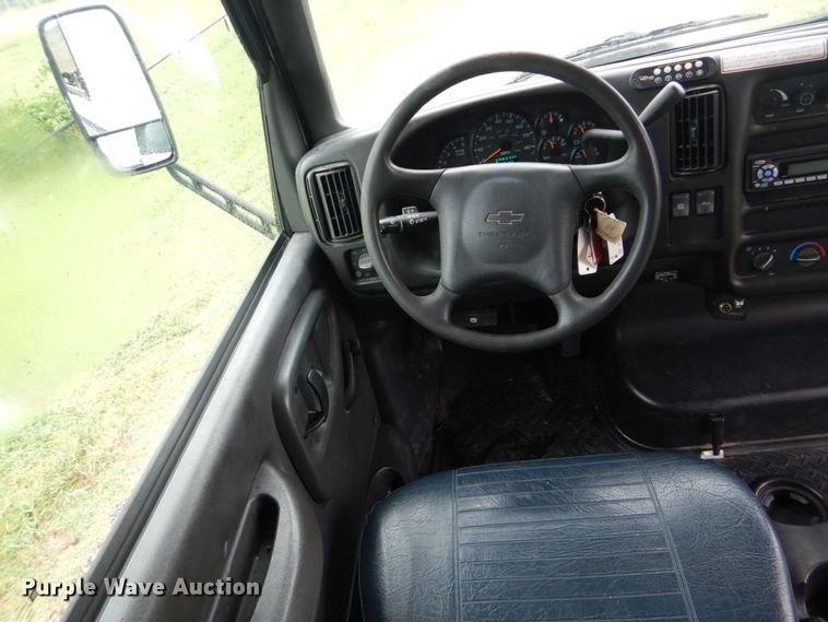 image for item FT9421 2006 Chevrolet C5500 shuttle bus