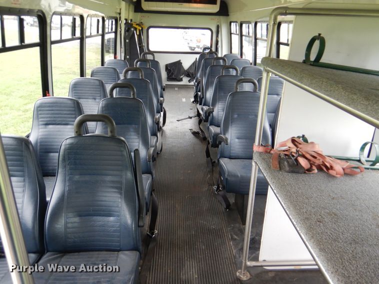 image for item FT9421 2006 Chevrolet C5500 shuttle bus