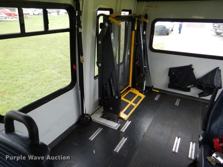 image for item FT9421 2006 Chevrolet C5500 shuttle bus