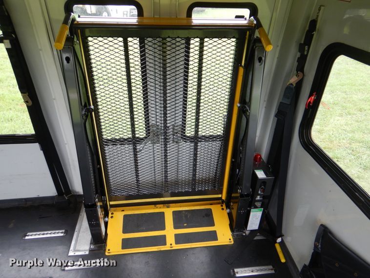 image for item FT9421 2006 Chevrolet C5500 shuttle bus