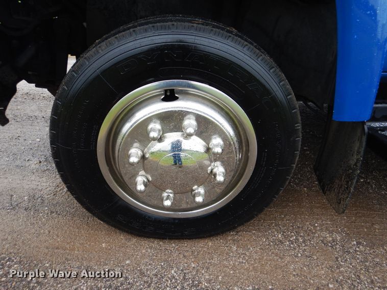 image for item FT9421 2006 Chevrolet C5500 shuttle bus