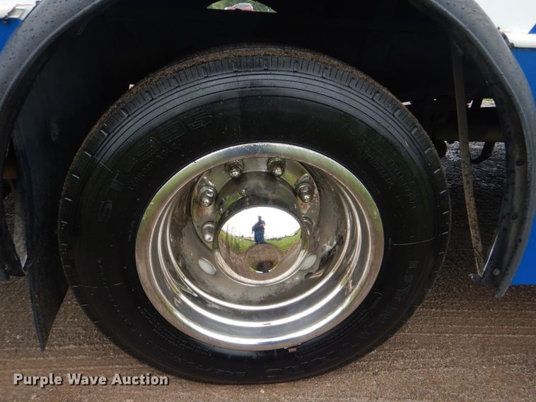 image for item FT9421 2006 Chevrolet C5500 shuttle bus