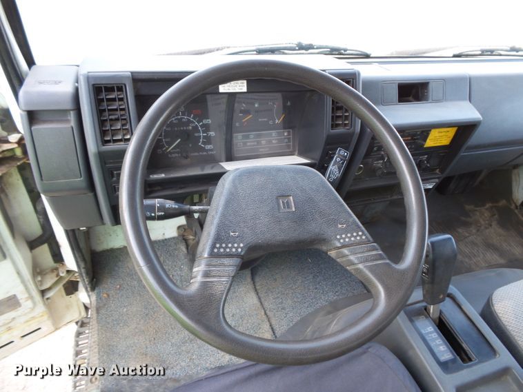 image for item FU9249 1994 Isuzu NPR box truck