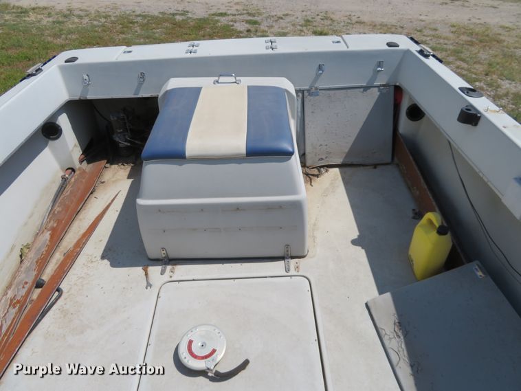 image for item FV9013 1987 Dixie Bluefin 821 boat