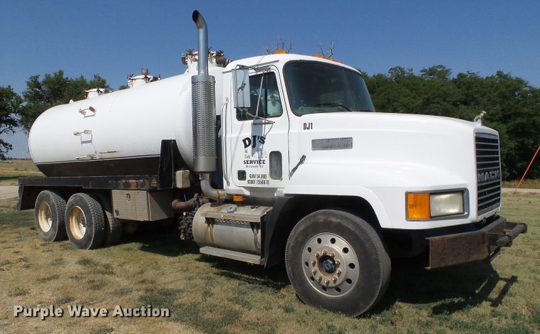 image for item DC5062 1999 Mack vacuum truck