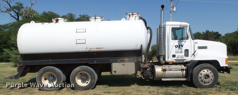 image for item DC5062 1999 Mack vacuum truck