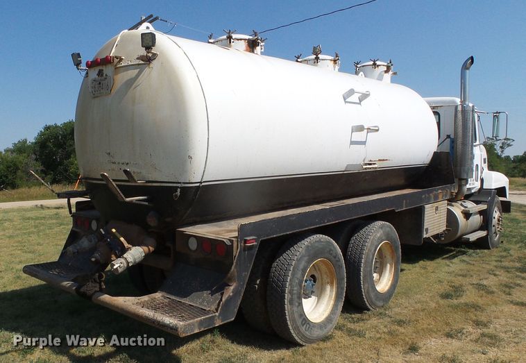 image for item DC5062 1999 Mack vacuum truck